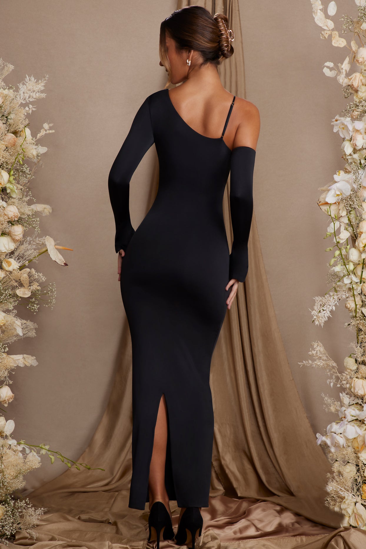 Sukienka maxi z długim rękawem i odkrytymi ramionami w kolorze czarnym