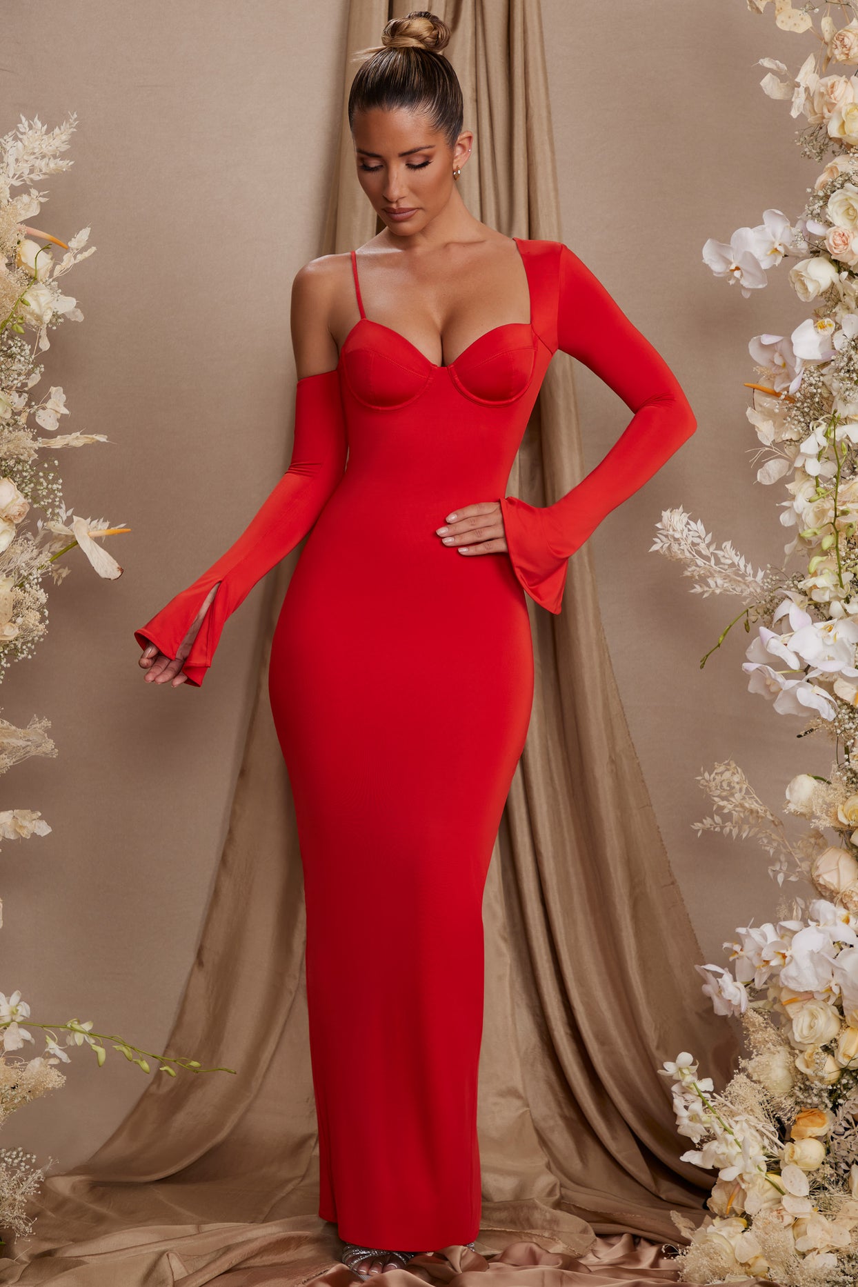 Sukienka maxi z długim rękawem i odkrytymi ramionami w kolorze czerwonym