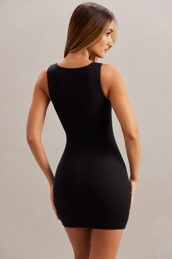 Dopasowana mini sukienka w kolorze czarnym