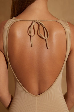 Prążkowany kombinezon z wycięciem na plecach w kolorze brązowym