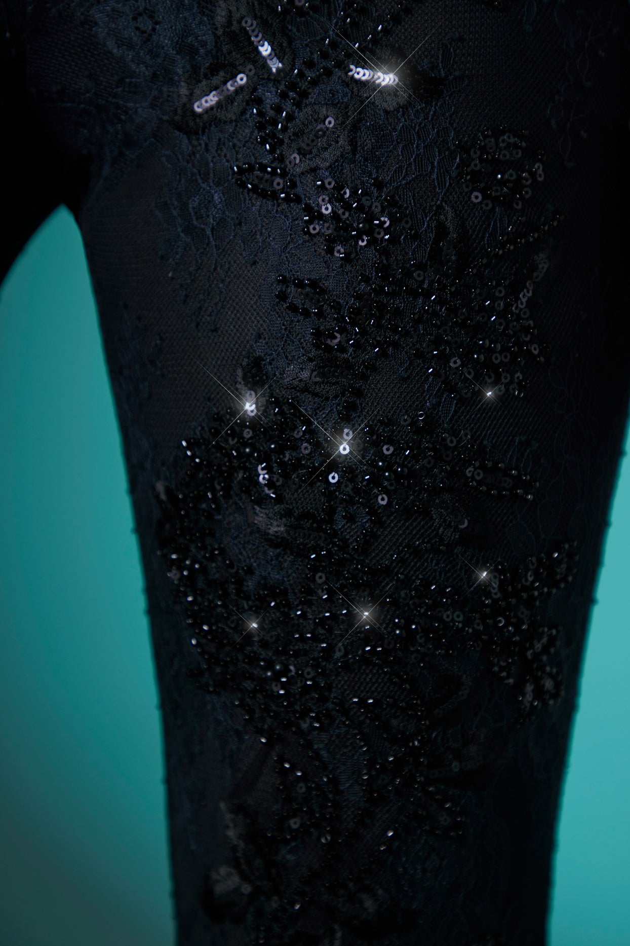 Ozdobne koronkowe spodnie z niskim stanem w kolorze czarnym