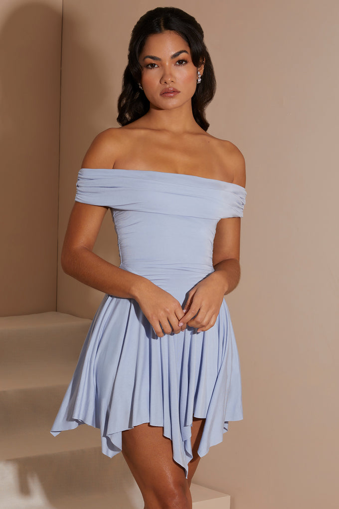 Mini-robe Bardot froncée à ourlet mouchoir en bleu