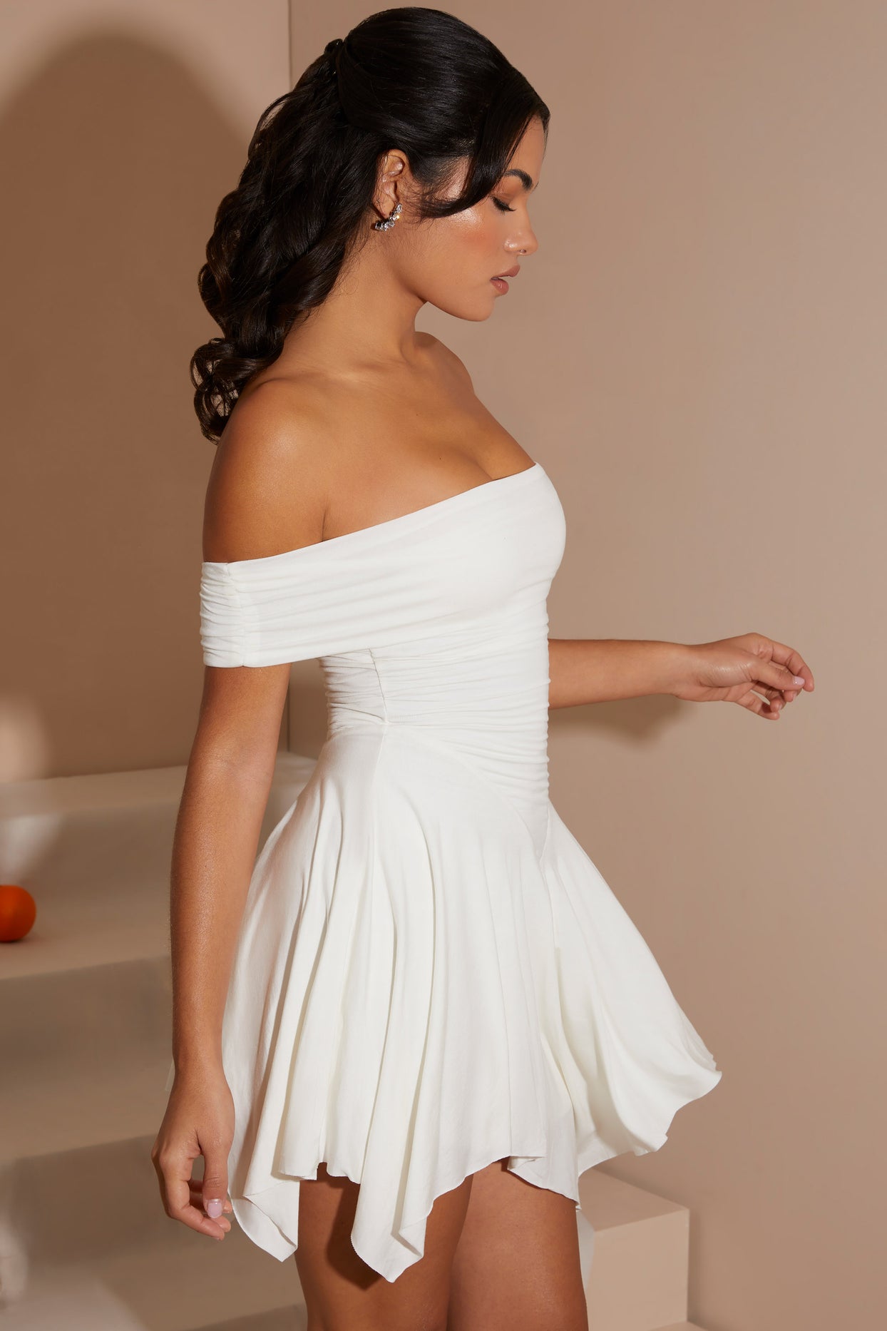 Biała sukienka mini bardot z marszczonym brzegiem i marszczoną chusteczką