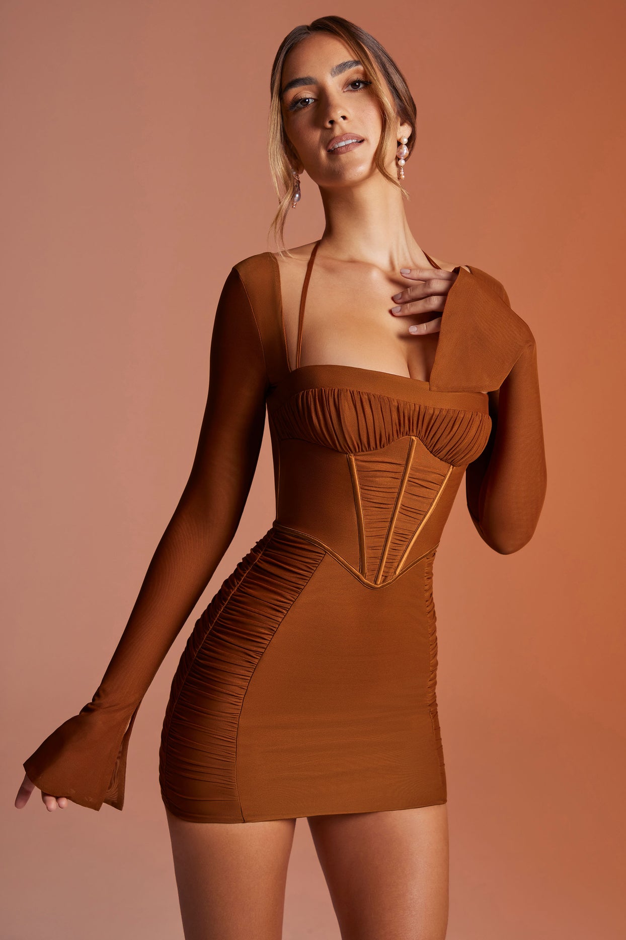 Mini-robe froncée à manches longues en marron