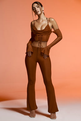 Wysokie spodnie z rozcięciem w kolorze brązowym