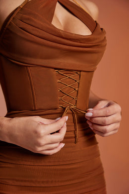 Mini-robe corset à col licou en marron