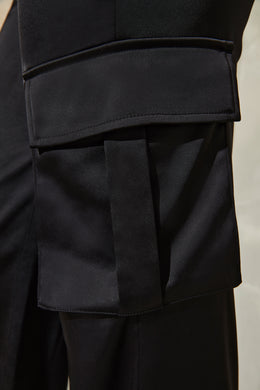 Czarne, satynowe spodnie cargo z prostymi nogawkami