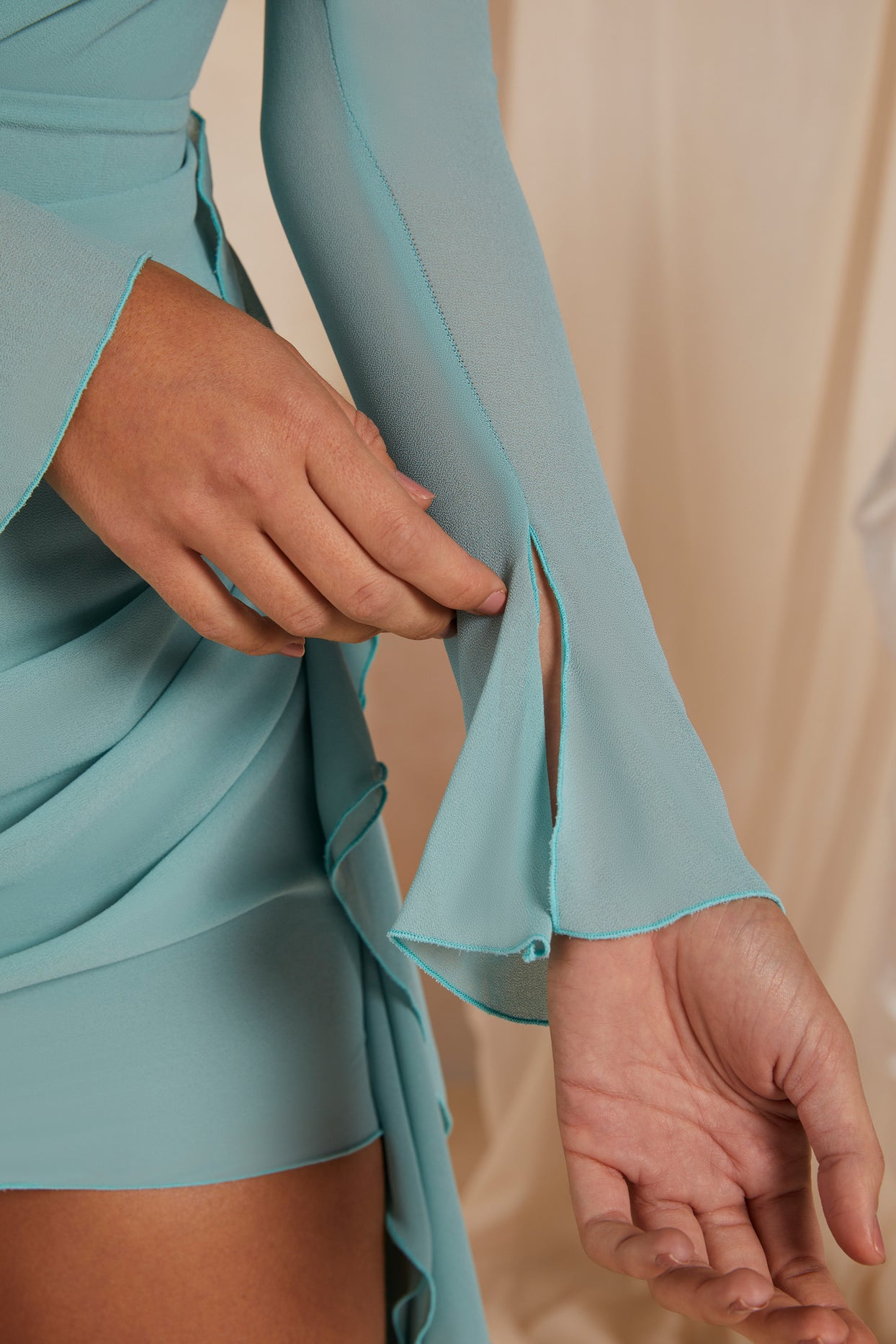 Drapowana sukienka mini z długim rękawem w kolorze turkusowym