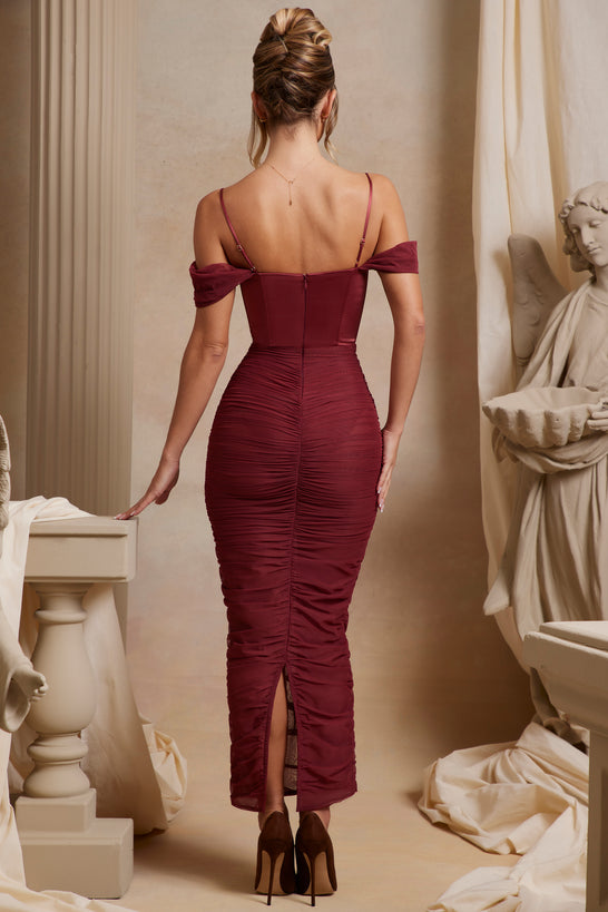 Gorsetowa sukienka maxi z marszczeniem i odkrytymi ramionami w kolorze czerwonym