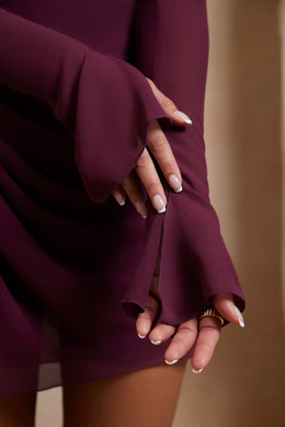 Gorsetowa mini sukienka z odsłoniętymi ramionami w kolorze śliwkowym