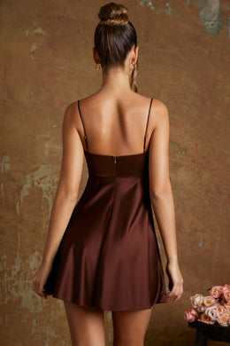 Sukienka mini z podwyższonym stanem w kolorze brązowym