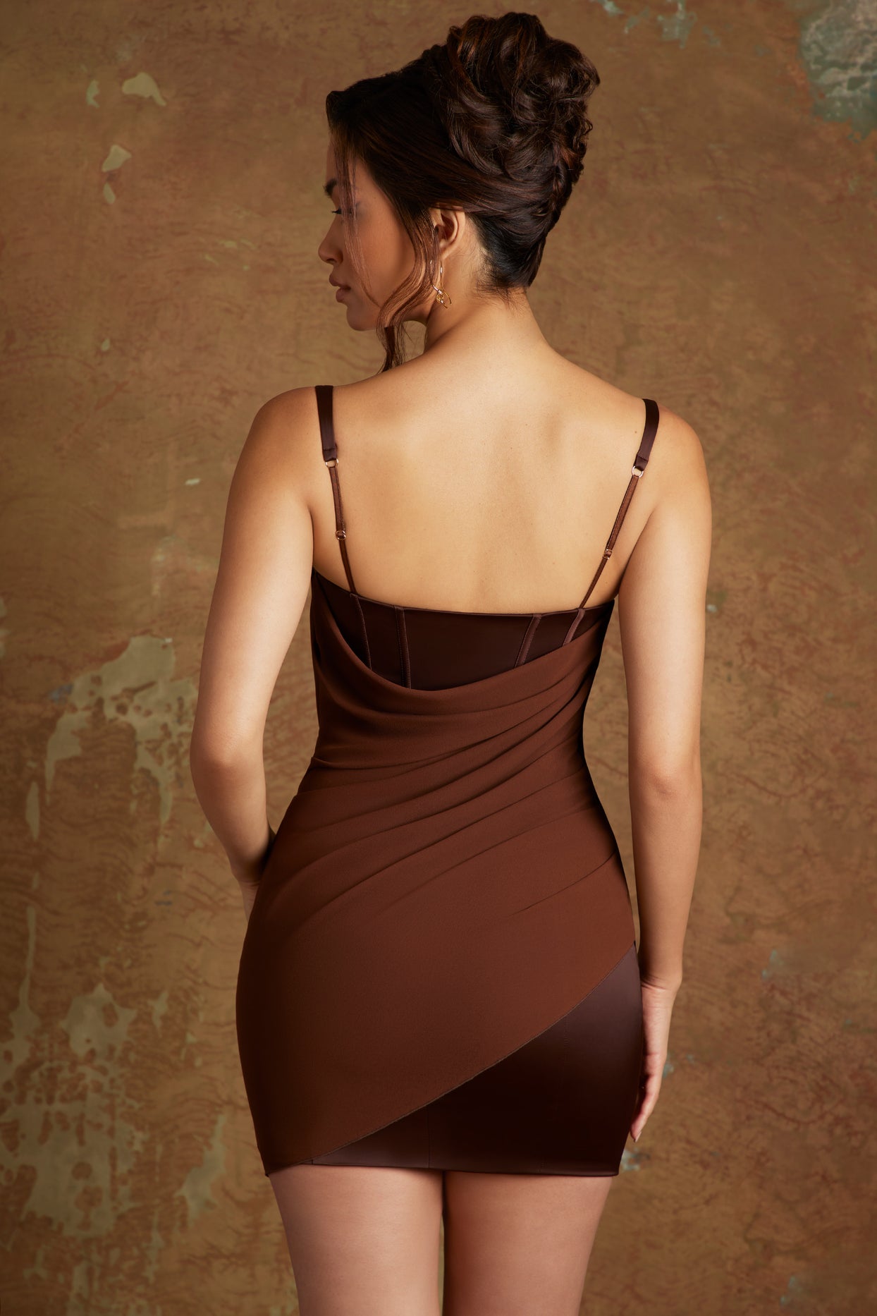 Drapowana mini sukienka z gorsetem w kolorze brązowym