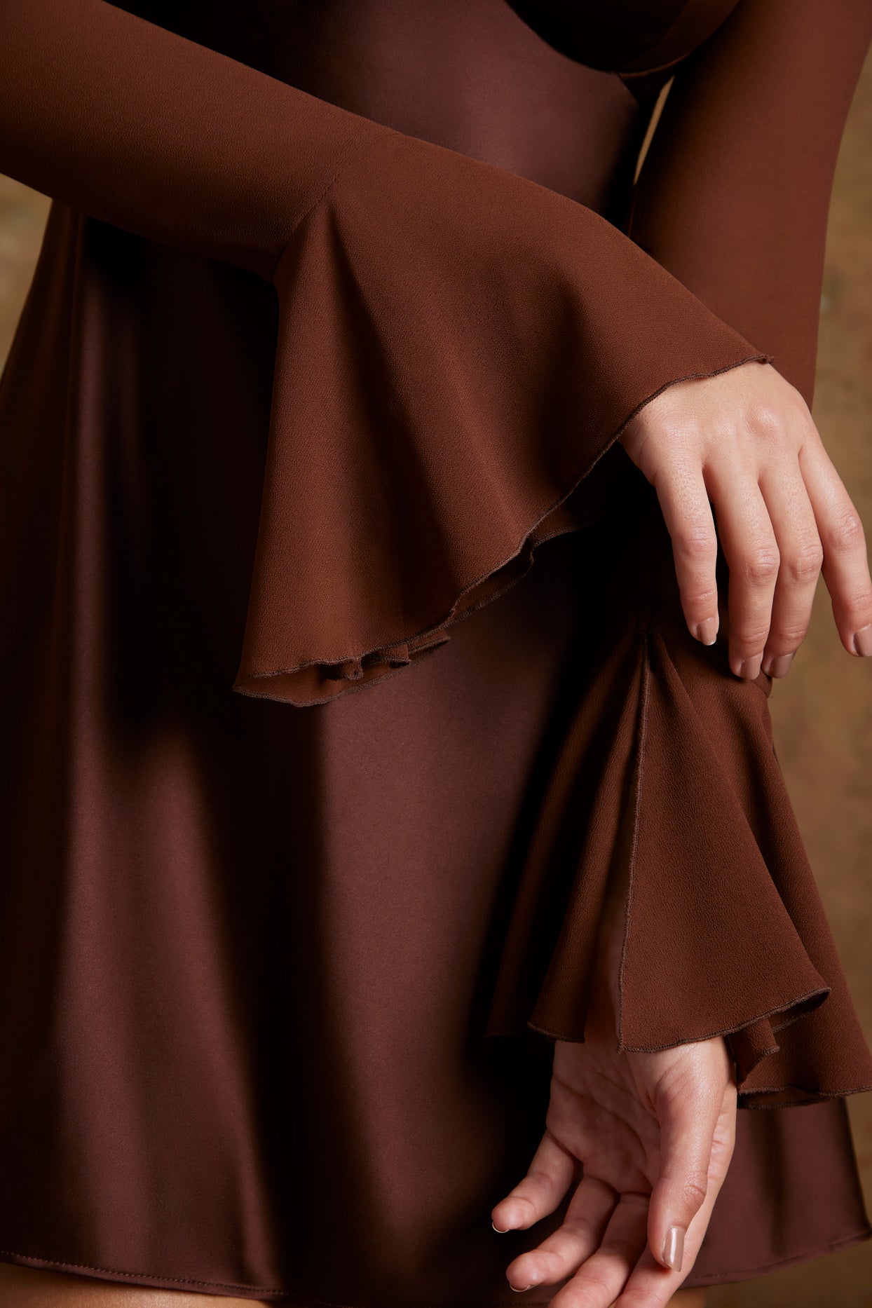 Bluzka z długimi, rozszerzanymi rękawami w kolorze brązowym
