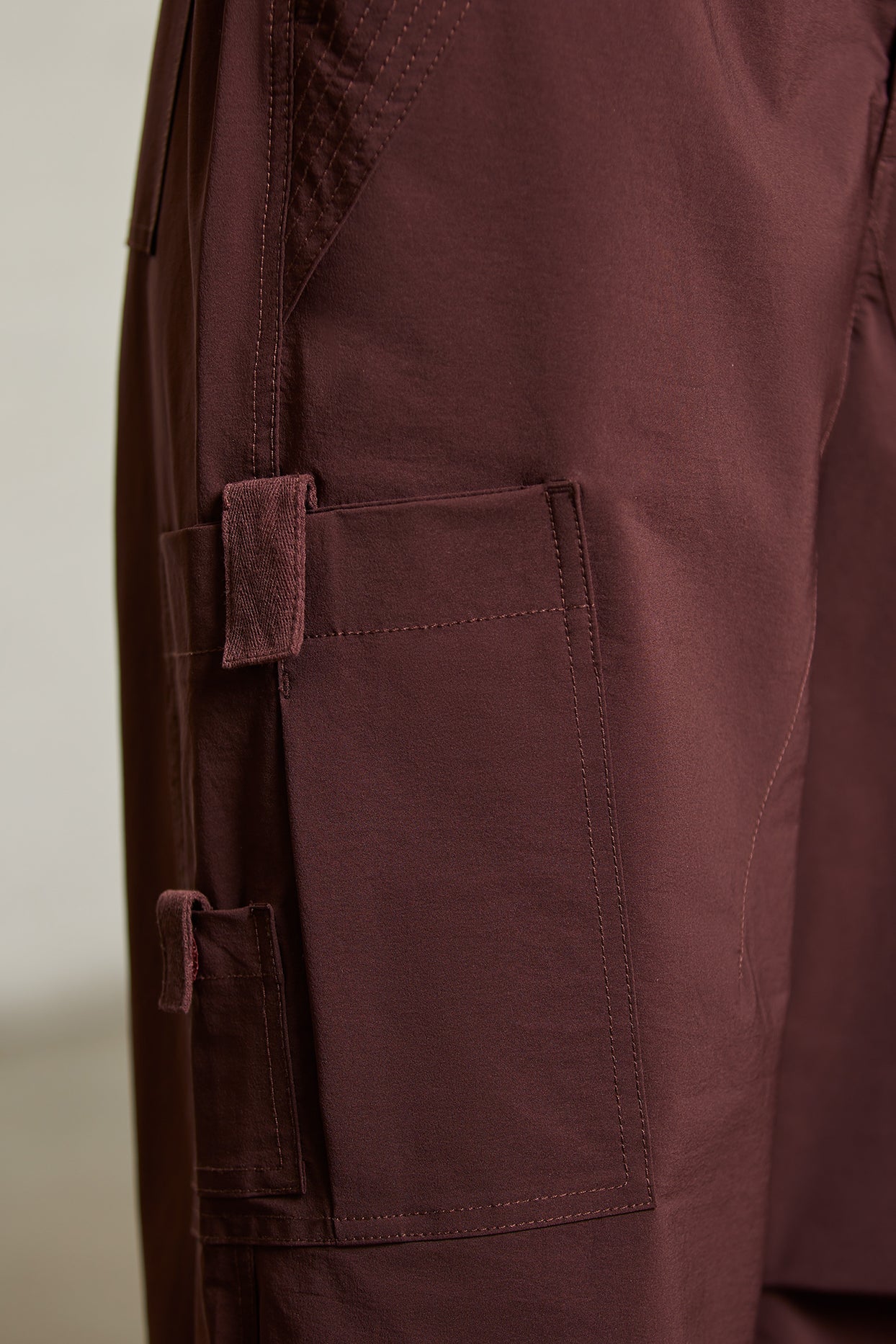 Spodnie cargo z szeroką nogawką Petite w kolorze brązowym