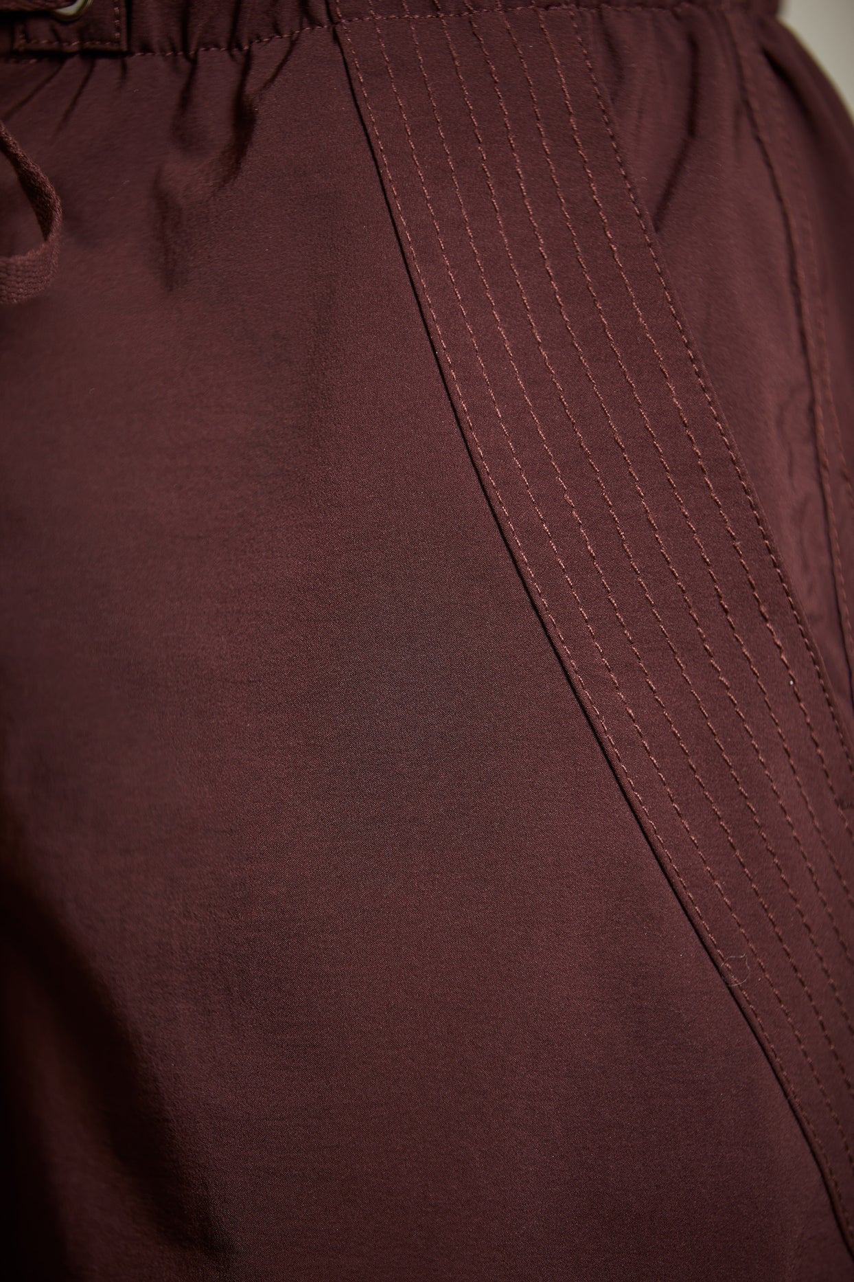 Spodnie cargo z szeroką nogawką Petite w kolorze brązowym