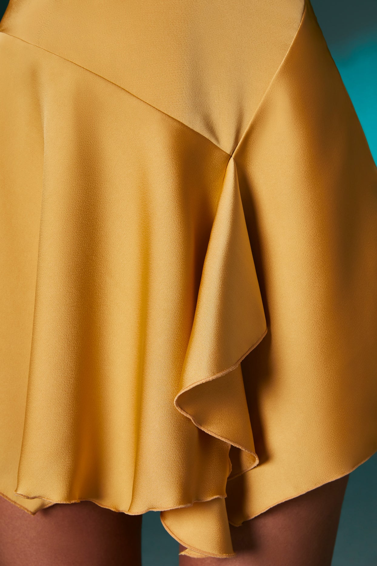 Sukienka mini z dekoltem typu halter w kolorze złotym