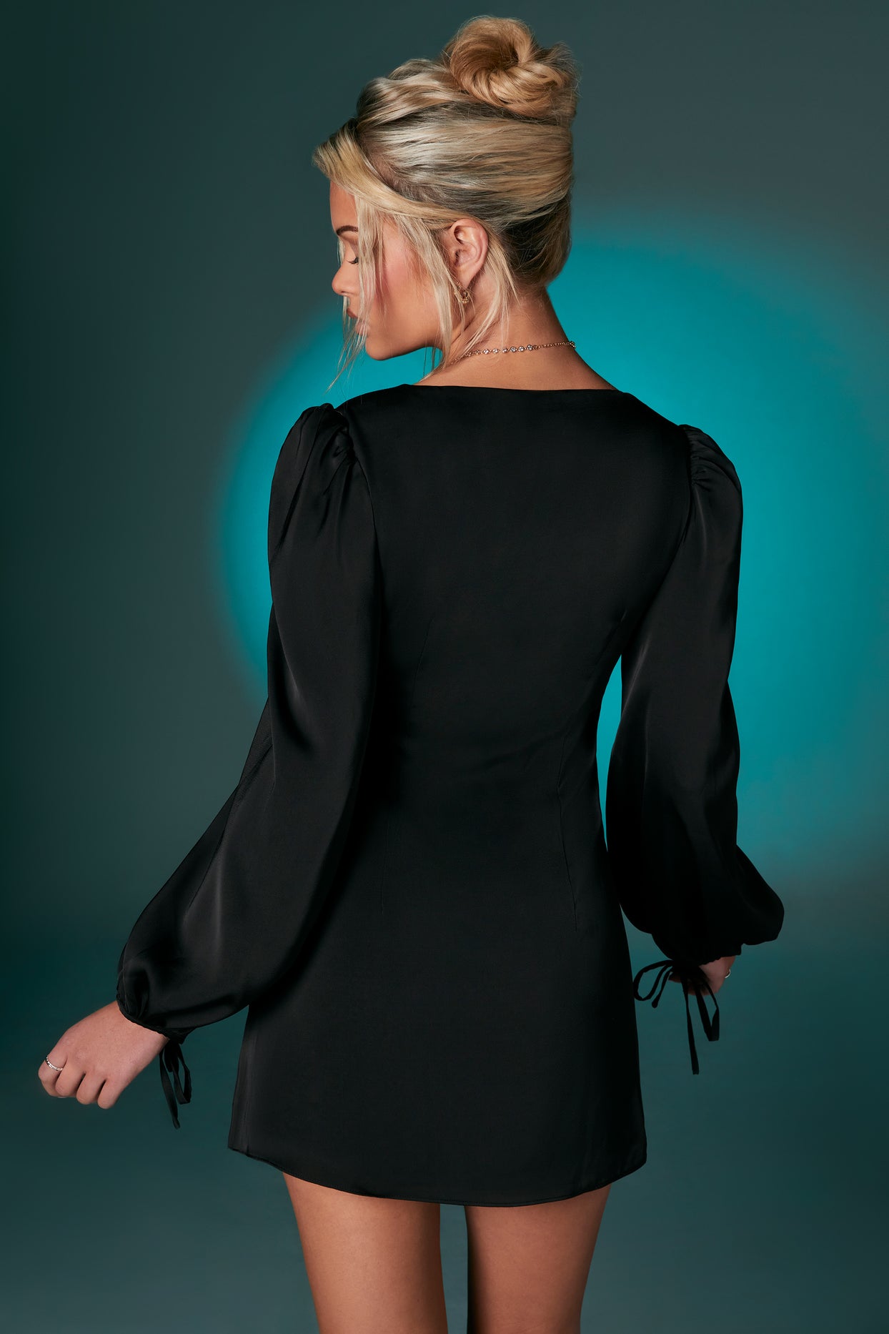 Sukienka mini z bufiastymi rękawami w kolorze czarnym
