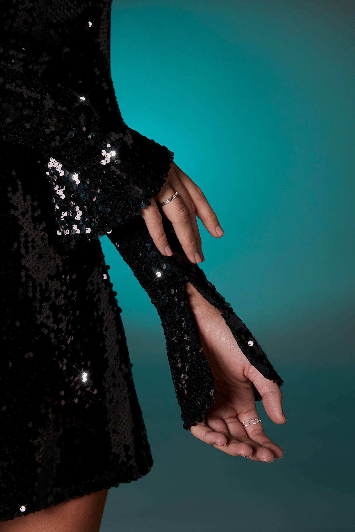 Sukienka mini z odsłoniętymi ramionami i cekinami o linii A w kolorze czarnym