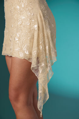 Mini-robe bandeau en dentelle ornée en ivoire