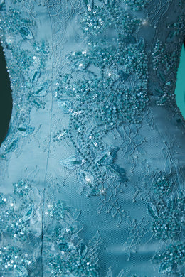 Zdobiona koronkowa sukienka mini typu bandeau w kolorze niebieskim