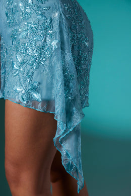 Zdobiona koronkowa sukienka mini typu bandeau w kolorze niebieskim