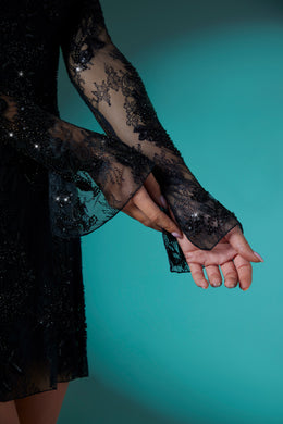 Ozdobiona koronką sukienka z długim rękawem w kolorze czarnym