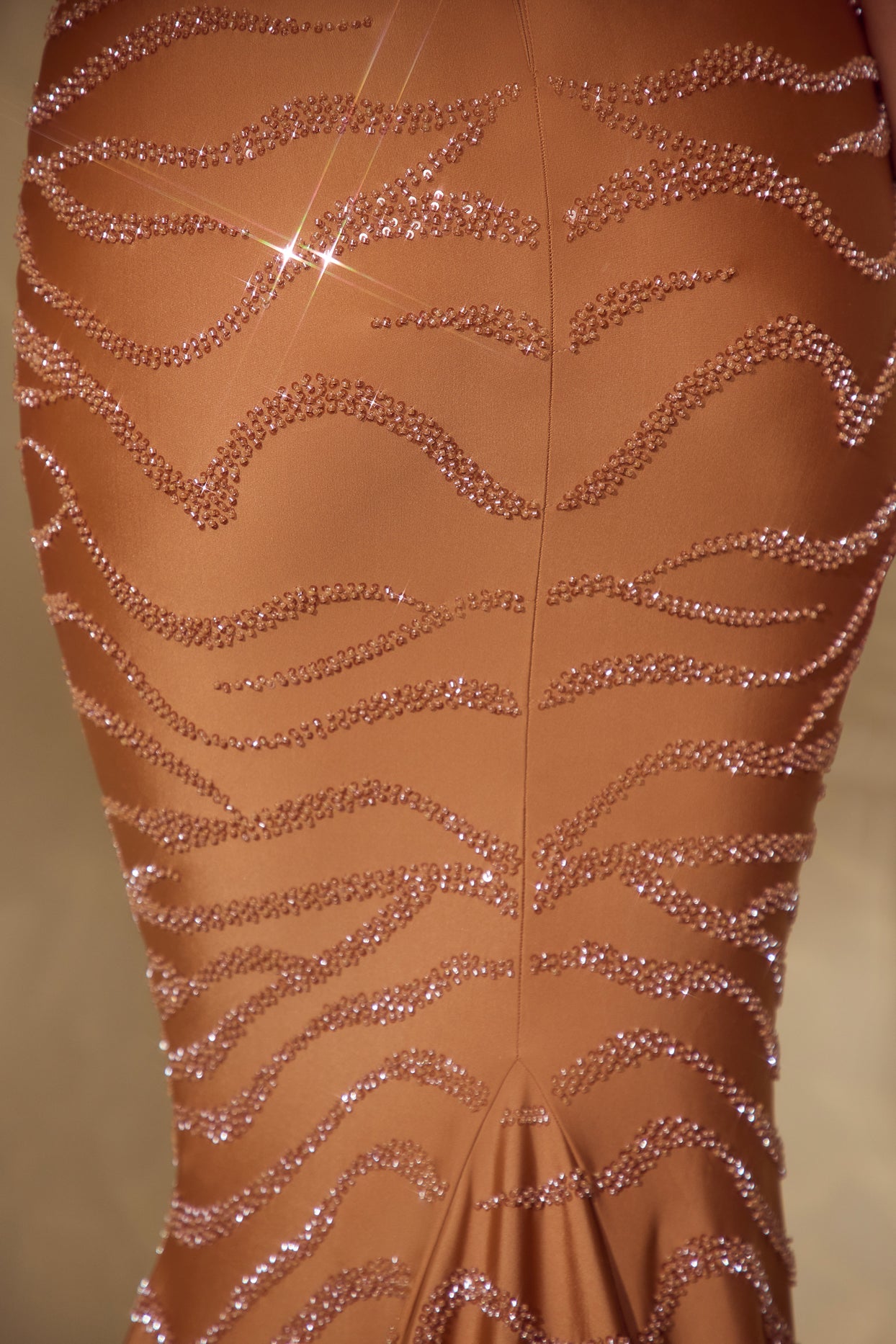Ozdobiona sukienka maxi w kolorze karmelowym