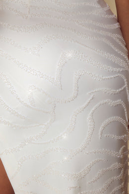 Sukienka maxi z wycięciem i jednym rękawem w kolorze złamanej bieli