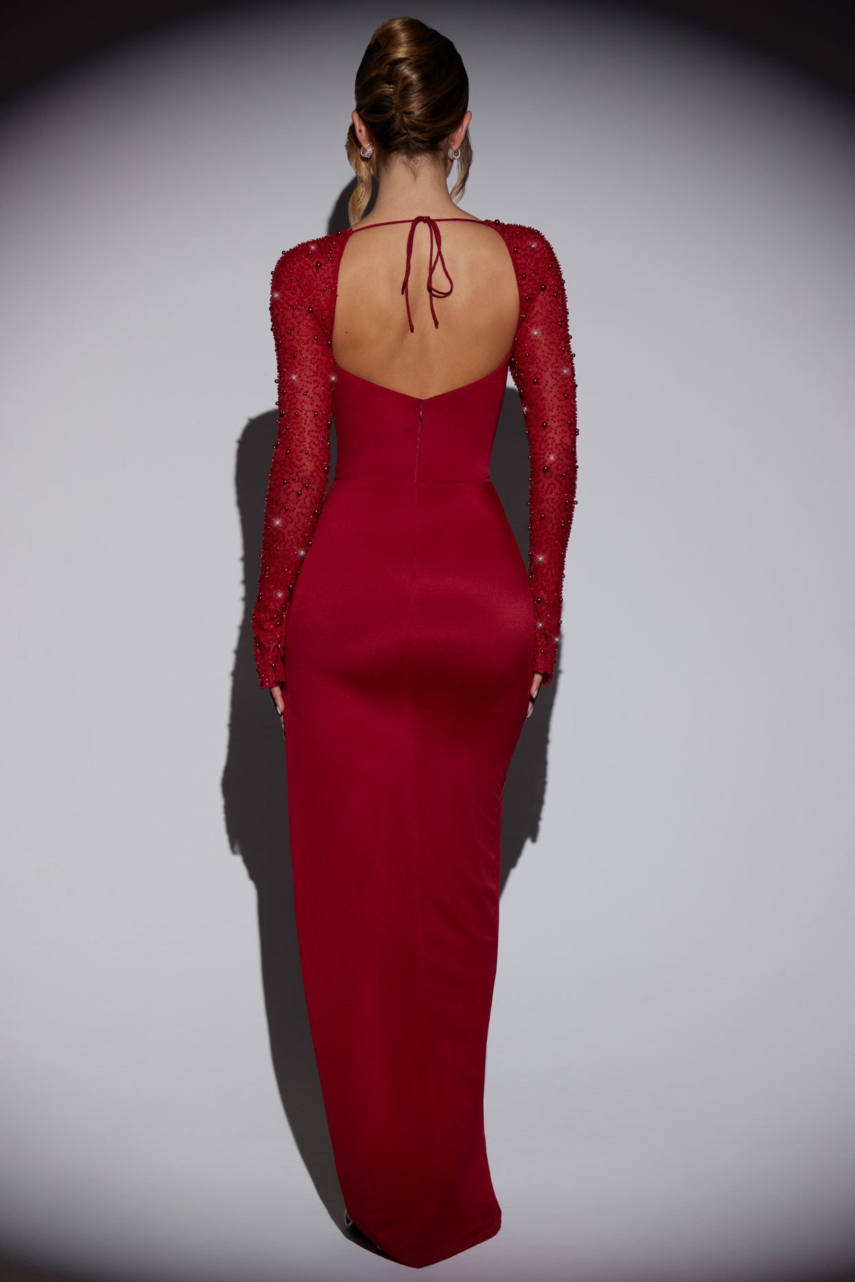 Zdobiona sukienka maxi z rozcięciami po bokach w kolorze czerwonym
