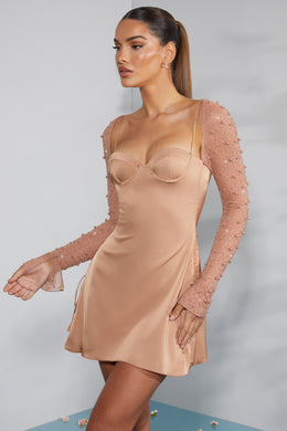 Zdobiona sukienka mini o linii A z długim rękawem w kolorze beżowym