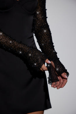 Zdobiona sukienka mini o linii A z długim rękawem w kolorze czarnym