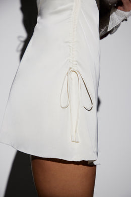 Biała sukienka mini o linii A, z długimi rękawami, zdobiona