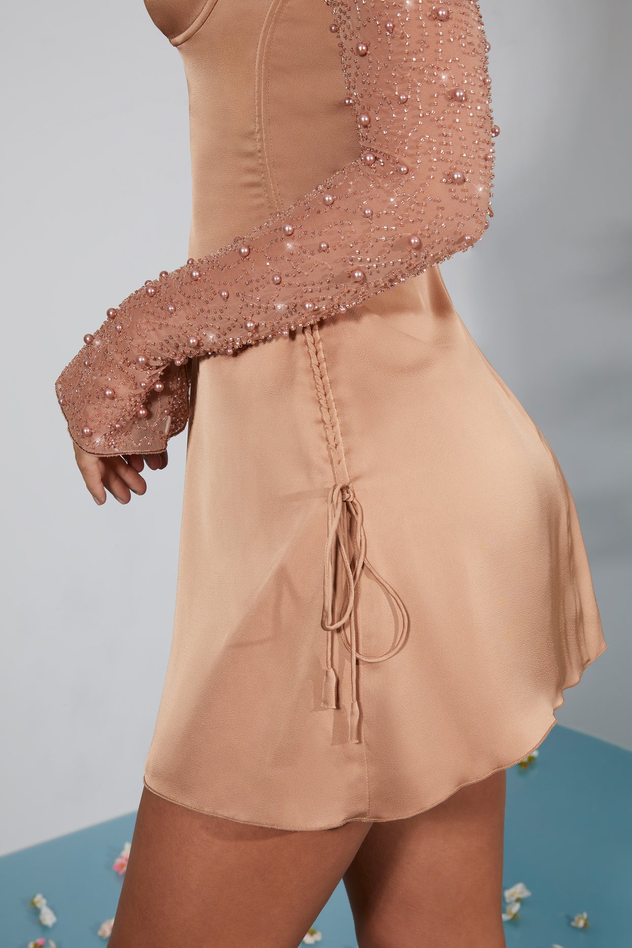 Zdobiona sukienka mini o linii A z długim rękawem w kolorze beżowym