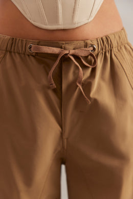Spodnie cargo z szerokimi nogawkami w kolorze brązowym