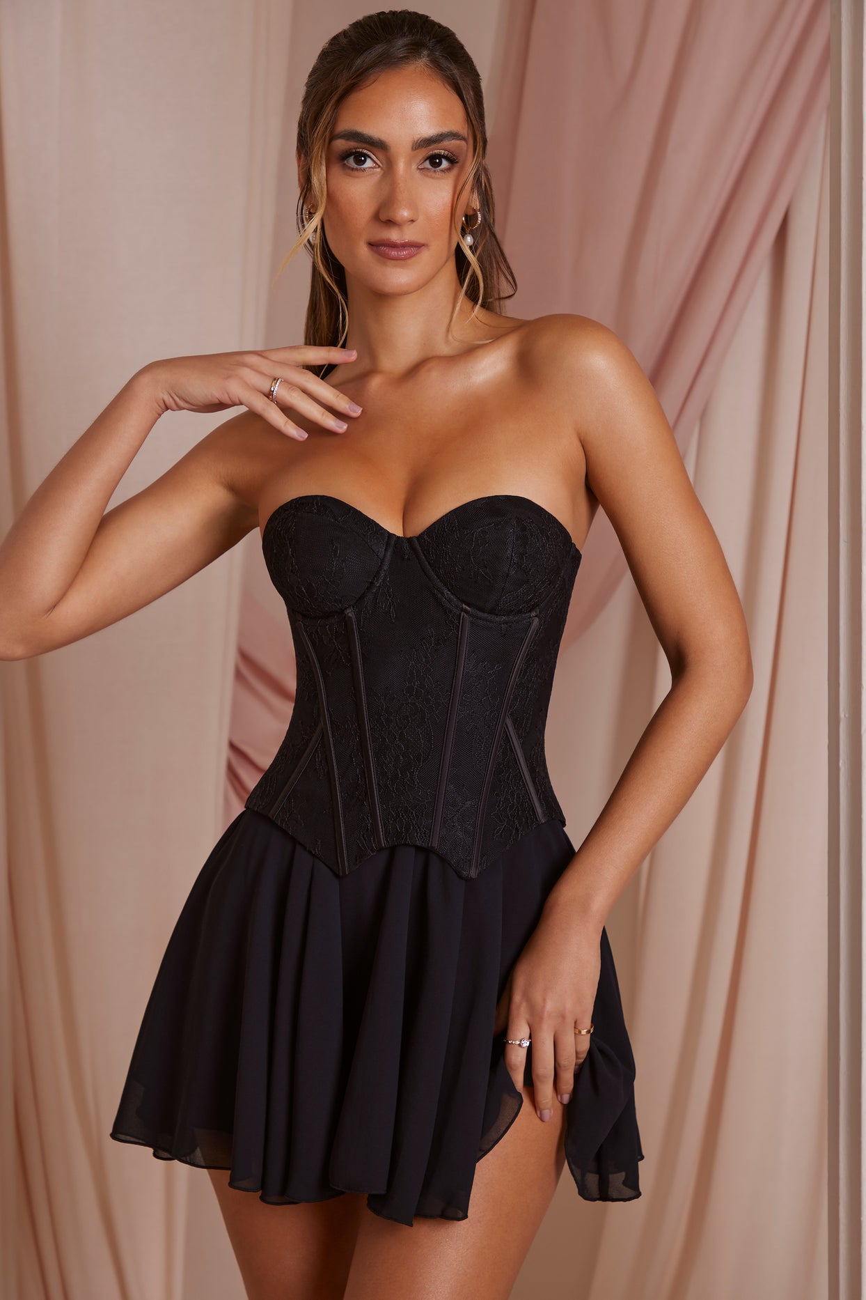Mini-robe corset sans bretelles en dentelle noire