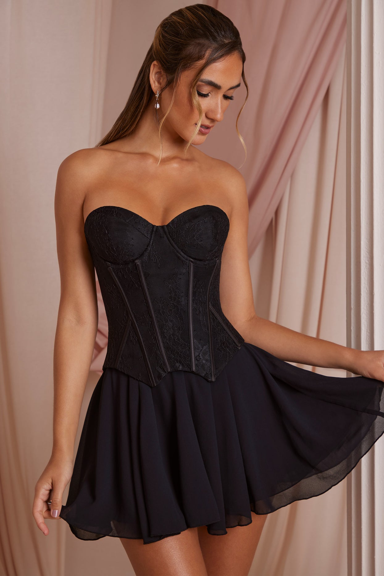 Koronkowa mini sukienka bez ramiączek w kolorze czarnym
