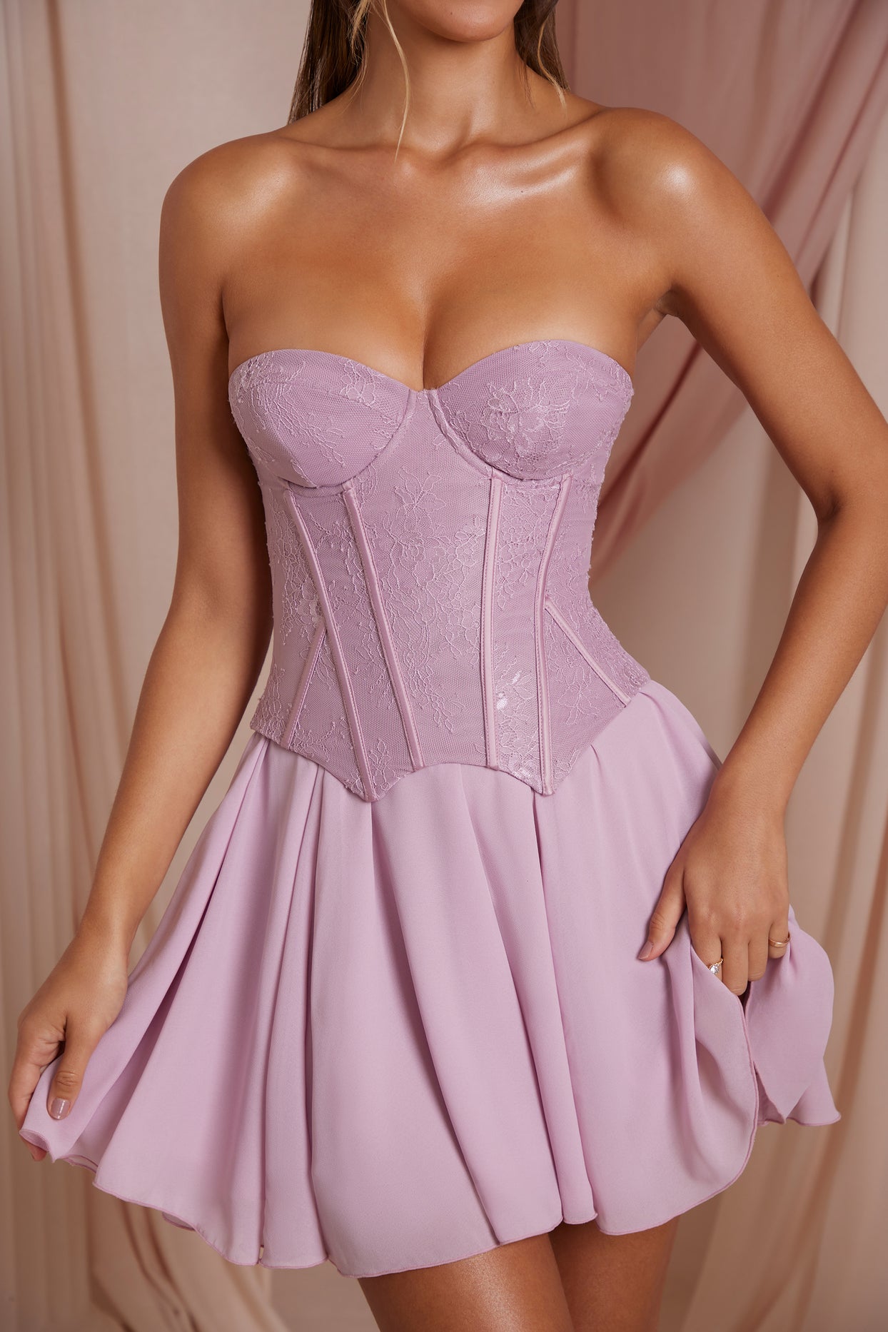 Mini-robe corset sans bretelles en dentelle, rose poudré