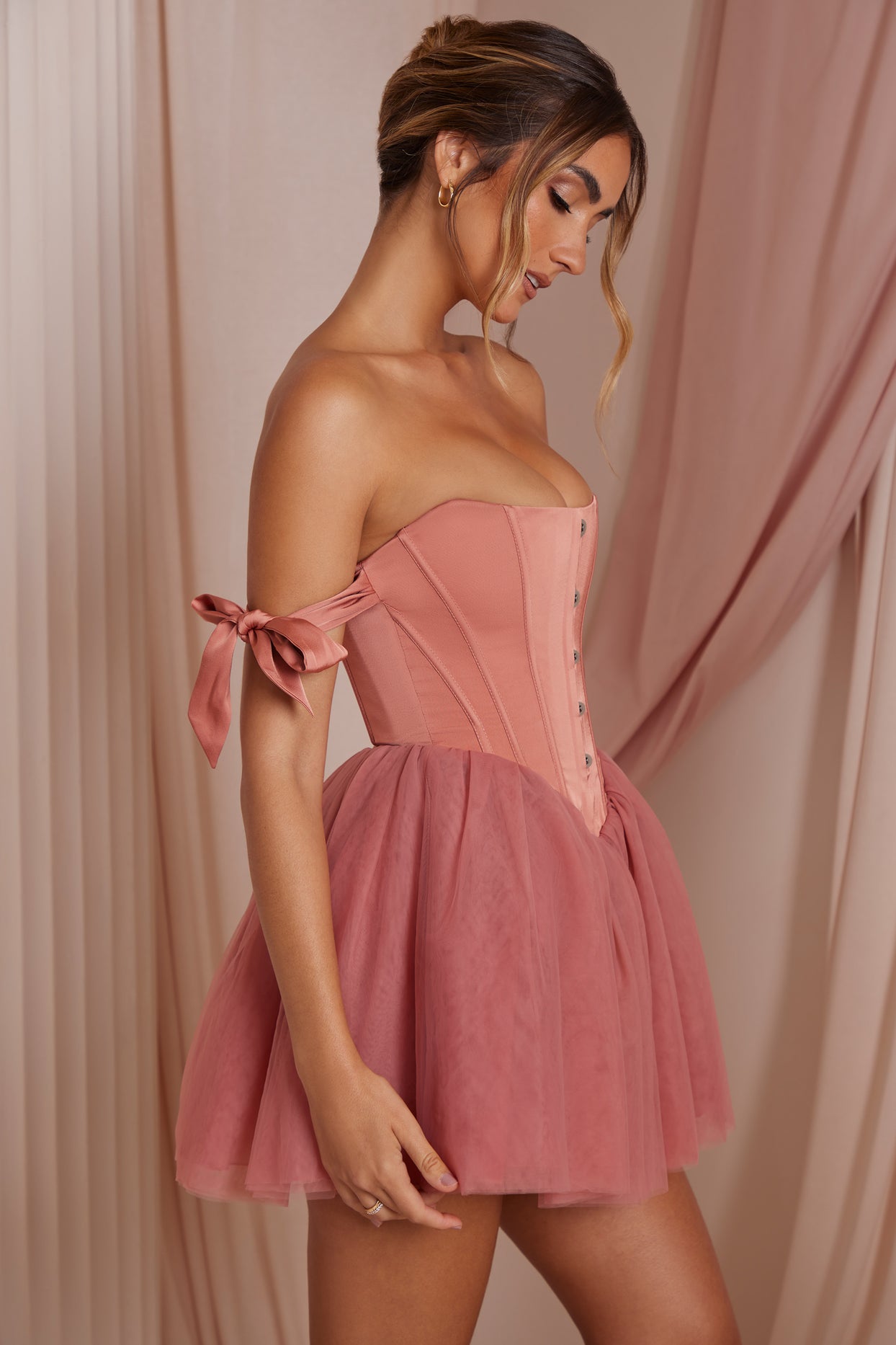Sukienka mini z tiulową spódnicą z odsłoniętymi ramionami w kolorze terakoty