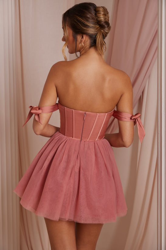 Sukienka mini z tiulową spódnicą z odsłoniętymi ramionami w kolorze terakoty