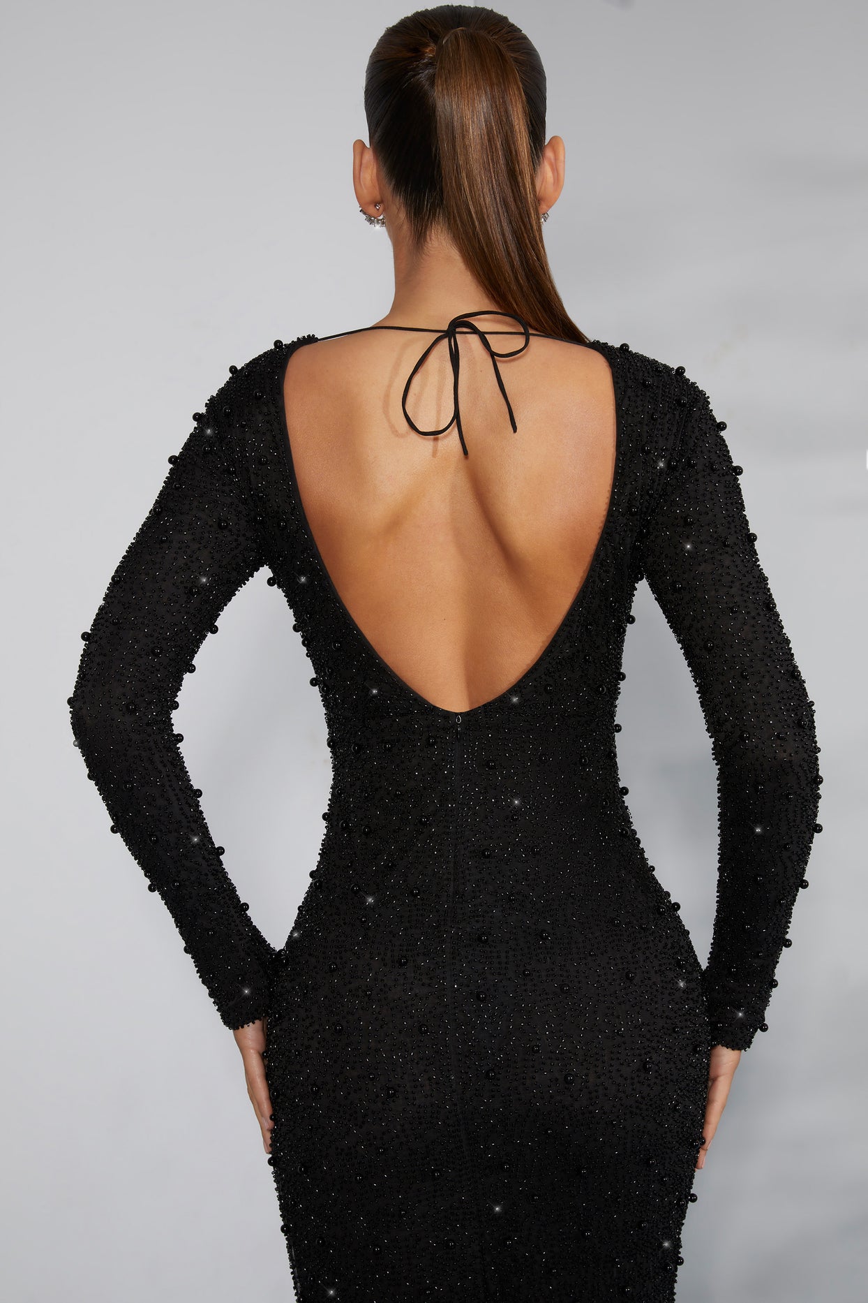 Sukienka maxi z długim rękawem, zdobiona, bez pleców, w kolorze czarnym