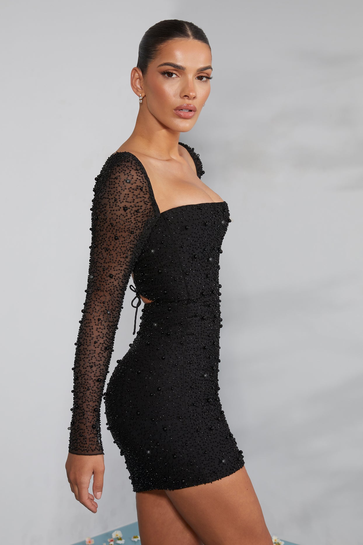 Czarna, zdobiona gorsetowa sukienka mini z długim rękawem