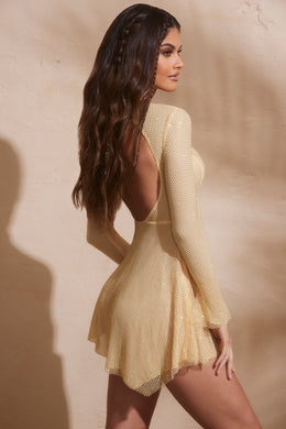 Ozdobna sukienka mini z długim rękawem i odkrytymi plecami w kolorze złotym