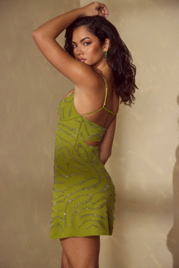 Ozdobna sukienka mini o linii A w kolorze oliwkowym