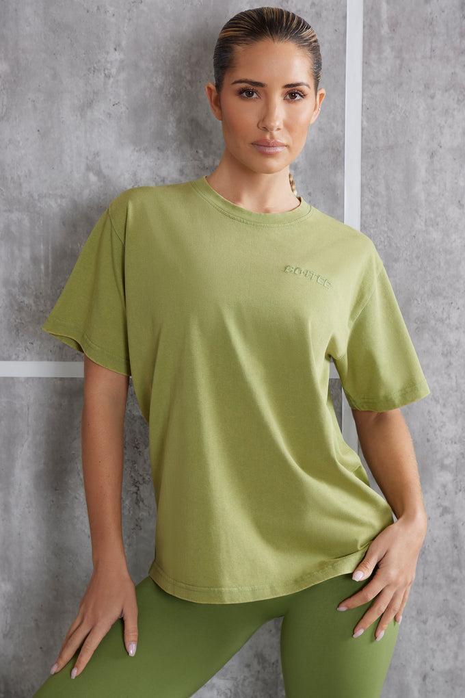 Oversize'owy T-shirt w kolorze oliwkowym