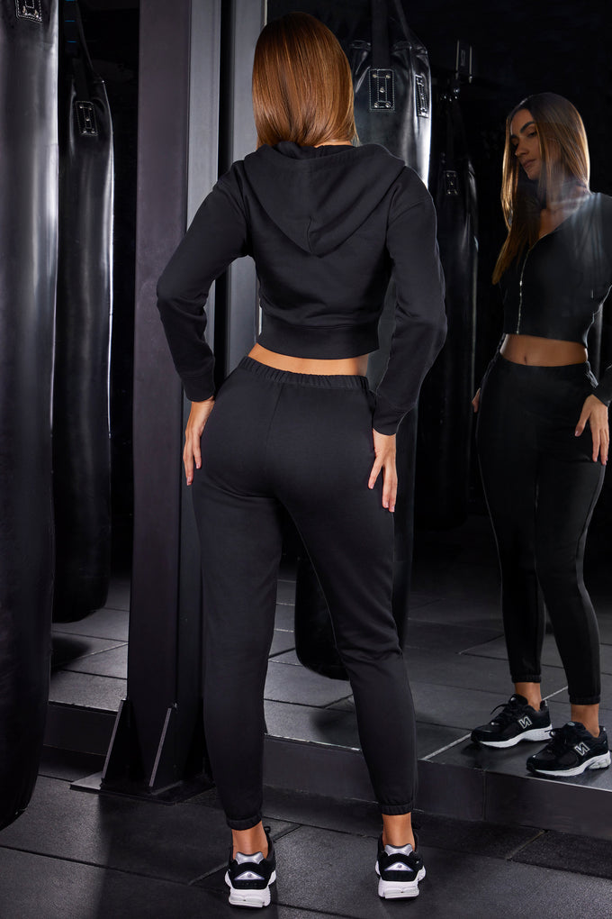 Spodnie joggery slim fit w kolorze czarnym