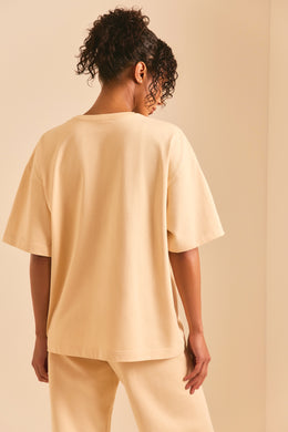 Oversize'owy T-shirt z krótkim rękawem w kolorze piaskowym