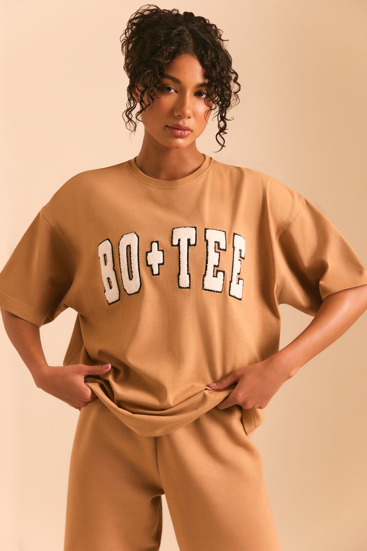 Oversize'owy T-shirt z krótkim rękawem w kolorze kasztanowego brązu