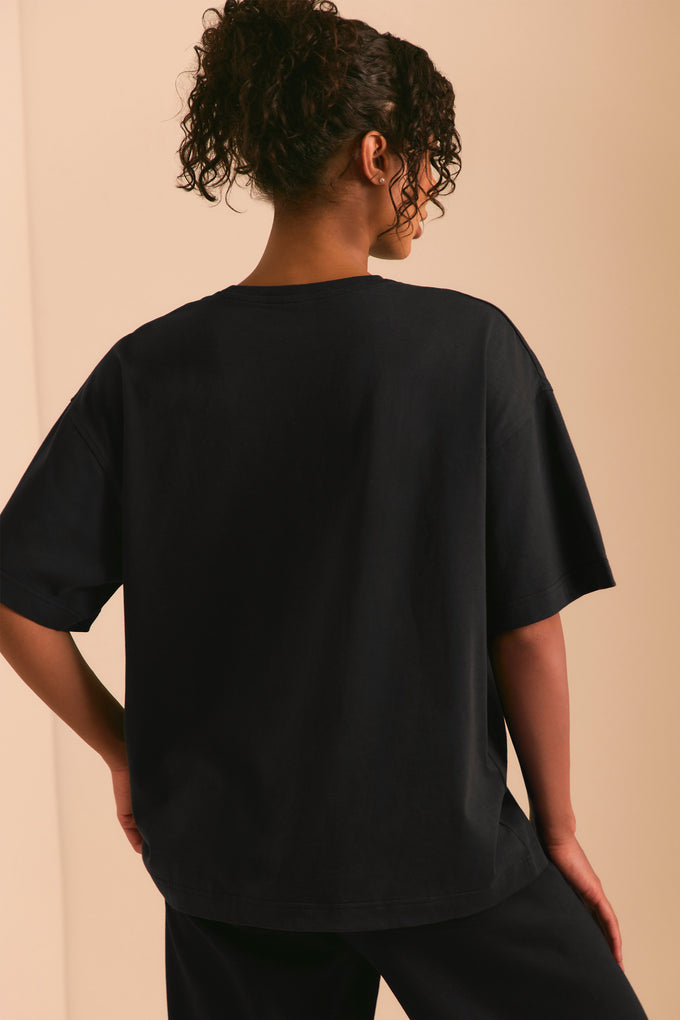 Oversize'owy T-shirt z krótkim rękawem w kolorze czarnym