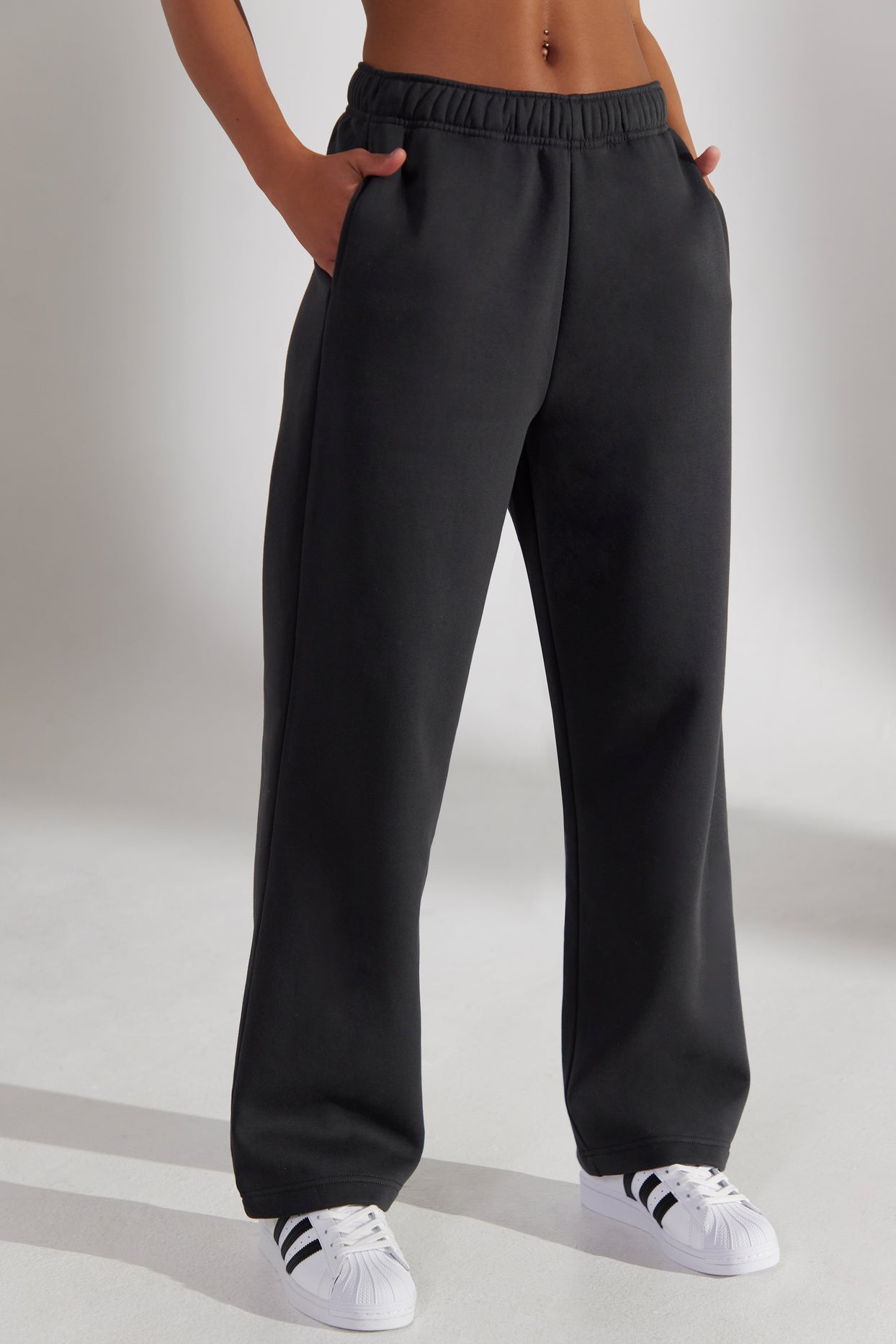 Spodnie dresowe Petite z szerokimi nogawkami w kolorze spranej czerni