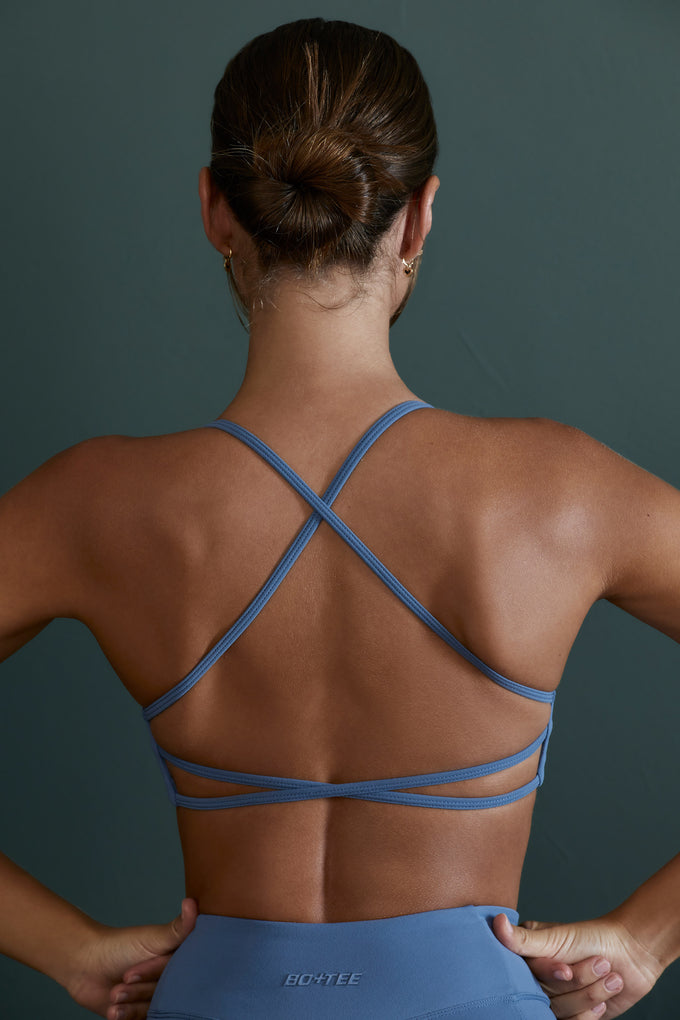Biustonosz sportowy z wycięciem i odkrytymi plecami w kolorze niebieskim